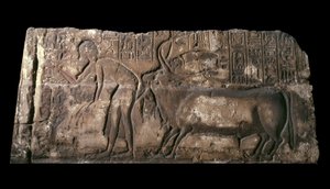 1333-23 BC ಸ್ಯಾಂಡ್‌ಸ್ಟೋನ್‌ಟರ್ಕ್‌ನ ತ್ಯಾಗದ ಬುಲ್ ಅನ್ನು ಸಾಟೆಪಟೆನ್‌ಖಾಯ್ ಚಿತ್ರಿಸುತ್ತಿರುವ ಸ್ಯಾಂಡ್‌ಸ್ಟೋನ್ ಬ್ಲಾಕ್